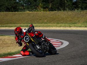 Supporting image for story: Ducati’s Monster SP brings less weight and more focus