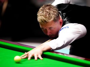 Supporting image for story: Kyren Wilson takes commanding lead to close on Crucible final place