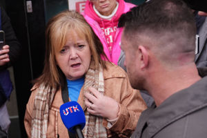 Rhiannon Whyte's mother Donna Whyte (left), speaking to Tommy Robinson (centre) outside  Coventry Crown Court after asylum seeker Deng Chol Majek was jailed for life with a minimum term of 29 years for murdering hotel worker Rhiannon Whyte on a railway station platform in Walsall in October 2024. Picture date: Friday January 30, 2026. PA Photo. Photo credit: Jacob King/PA Wire