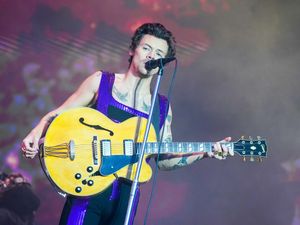 Supporting image for story: Harry Styles surpasses One Direction with another week at top of album chart