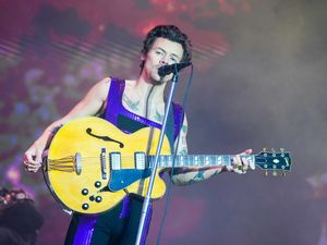 Supporting image for story: Harry Styles surpasses One Direction with another week at top of album chart