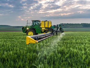 Supporting image for story: RVT demonstrates new John Deere sprayer at Arable Event