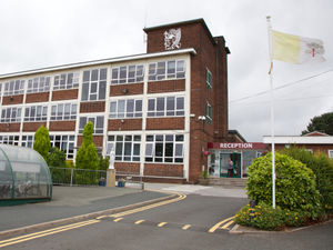 Supporting image for story: Road safety dilemma as parents 'ignore' school parking policies 