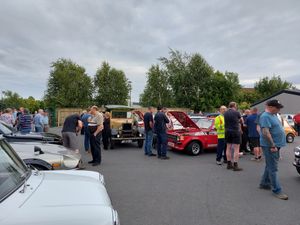 Pictures: Brimfield Vintage Club