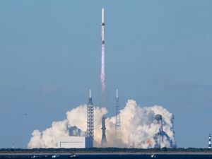 Supporting image for story: Blue Origin launches huge rocket carrying twin Nasa spacecraft to Mars