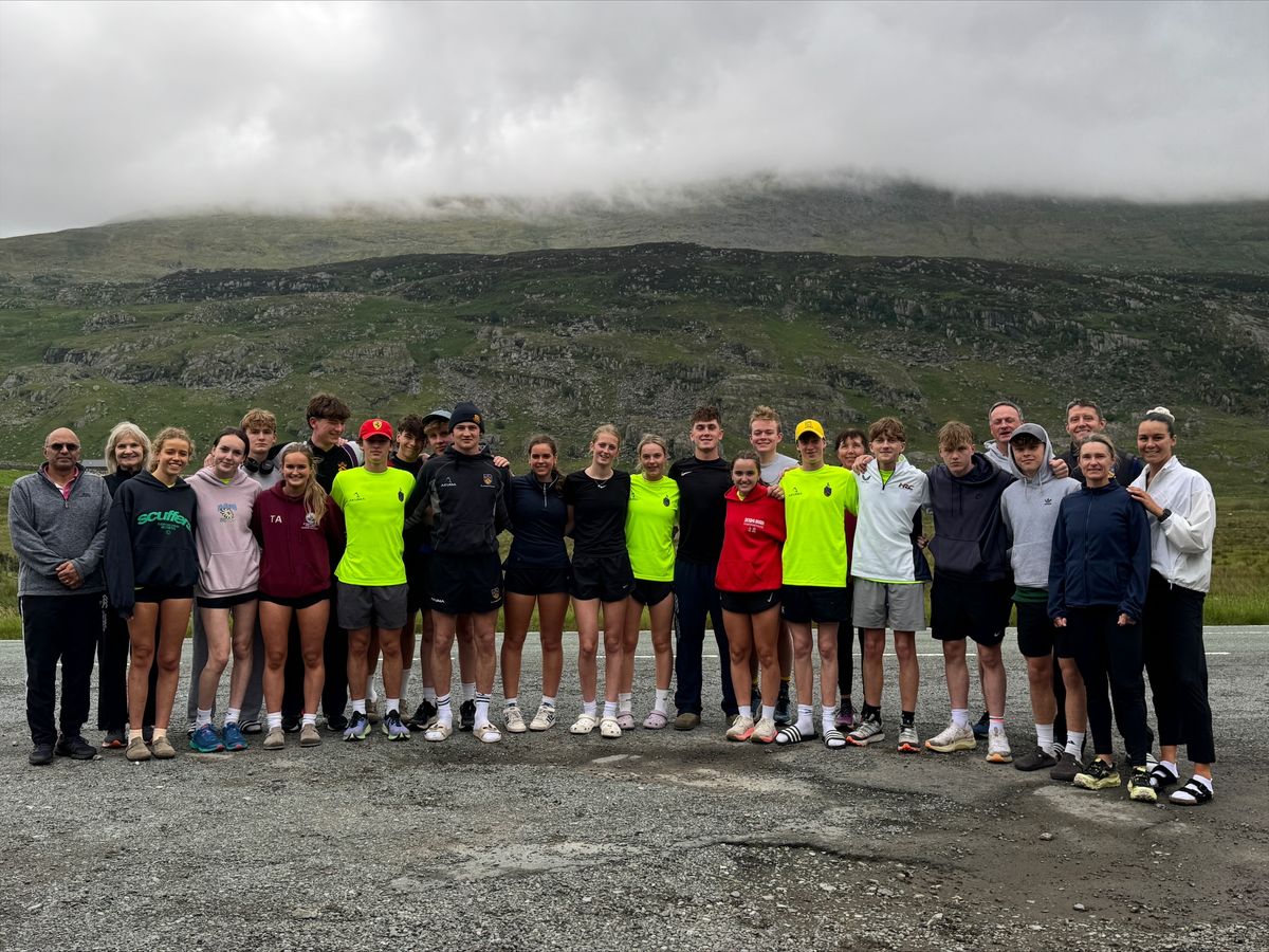 Ellesmere College team completes Snowdon Run in memory of former Headmaster