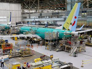 Supporting image for story: Boeing names new chief as it posts £1bn-plus loss in second quarter