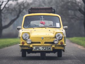 Supporting image for story: Reliant Regal from Only Fools and Horses sells for nearly £20,000
