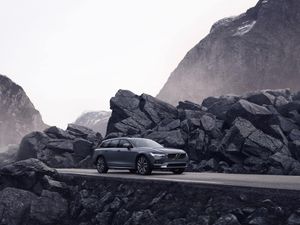 Supporting image for story: Volvo axes plug-in hybrid XC40, S90 and Cross Country estates from UK line-up