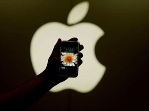 Supporting image for story: Apple warns of security flaw for iPhones, iPads and Macs