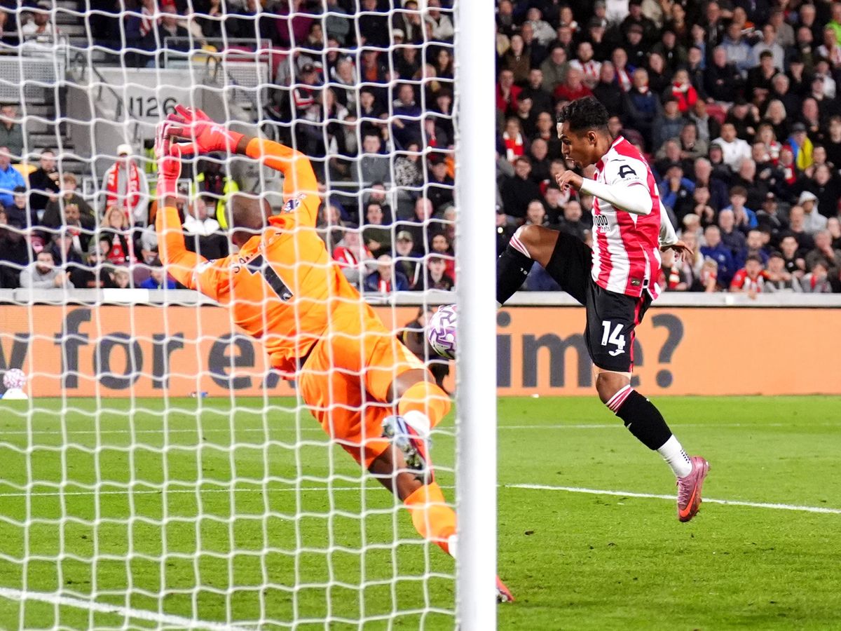 Fabio Carvalho snatches last-gasp point for Brentford to deny Chelsea