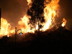 Supporting image for story: Firefighters battle wildfire burning out of control on Greek island