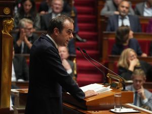 Supporting image for story: French PM proposes suspending controversial pension age law until 2027 election