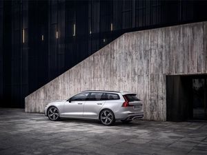 Supporting image for story: Volvo offers more choice for V60 buyers with new R-Design trim