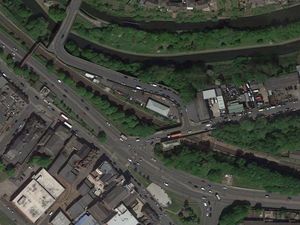 Supporting image for story: Bomb disposal teams tackle 'grenade' found in canal