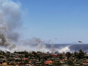 Supporting image for story: Communities evacuated amid wildfire near Athens as heatwave hits Greece