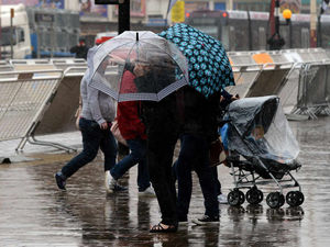 Supporting image for story: Downpours as region prepares to be battered by 45 mph gales