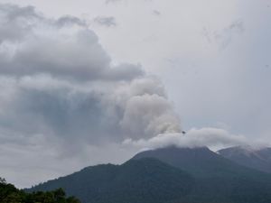 Supporting image for story: At least 10 dead as volcanic eruption burns houses in Indonesia