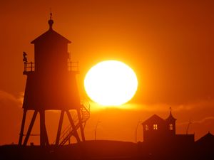 Supporting image for story: TUC plans inspections of workplaces amid heatwave concern