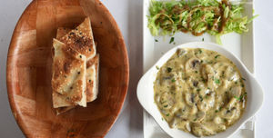 Simple stuff – mushrooms in a creamy garlic sauce with bread