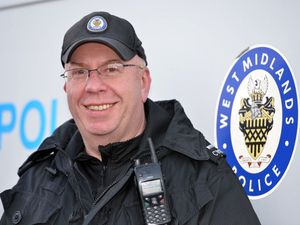 Supporting image for story: Off-duty officer who stopped shoplifter armed with brick given bravery award