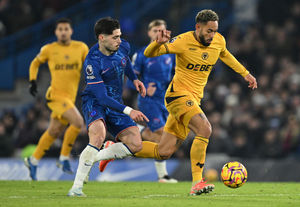 Matheus Cunha of Wolverhampton Wanderers is challenged by Pedro Neto of Chelsea  (Photo by Mike Hewitt/Getty Images)