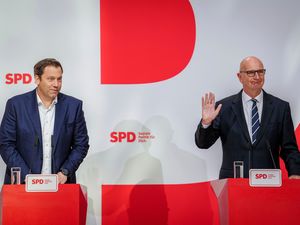 Supporting image for story: Scholz’s party dismisses questions about German leader’s election candidacy