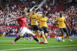 Rasmus Hojlund (L) shoots wide (Photo by PAUL ELLIS/AFP via Getty Images)