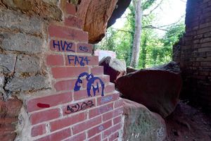 DUDLEY COPYRIGHT NATIONAL WORLD TIM THURSFIELD -30/04/25Vandals have sprayed graffiti on Vales Rock rock houses, near Kinver.