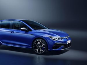 Supporting image for story: The new Volkswagen Golf R packs 316bhp and drift mode