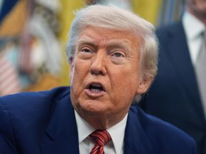 Supporting image for story: Court allows Trump to continue collecting tariffs under emergency powers law