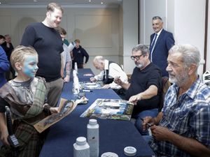 Supporting image for story: Mel Gibson poses for selfies with fans to mark 30 years of Braveheart film