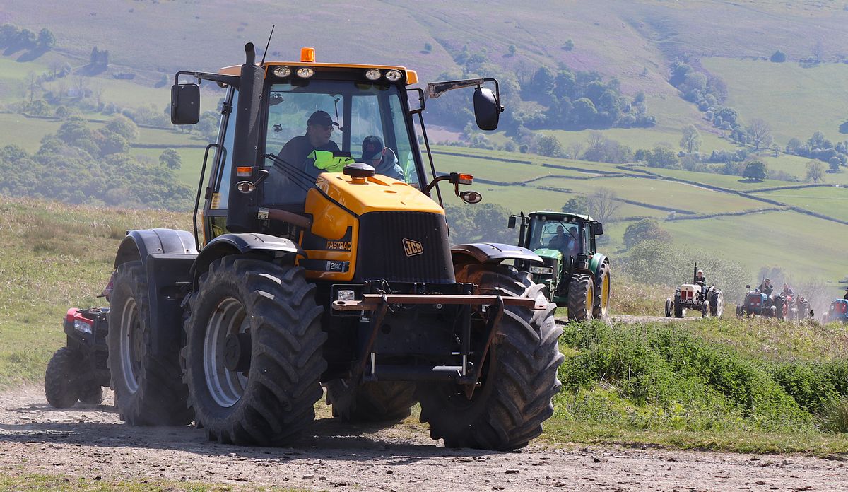 In photos: Tractors and 4x4s turn out to support Hundred House Hall