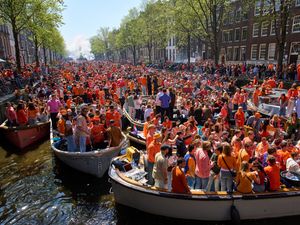 Herengrscht canal was jam-packed with boats