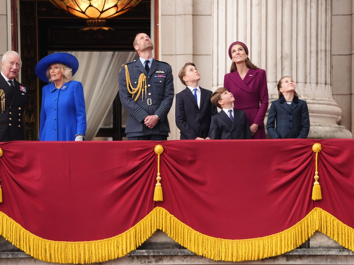 Royals wave as thousands gather to watch VE Day flypast over Buckingham Palace