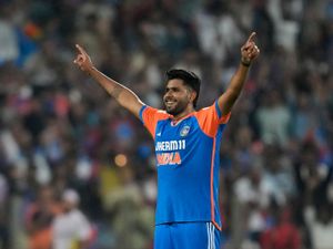 Supporting image for story: England left with little recourse over controversial concussion substitute