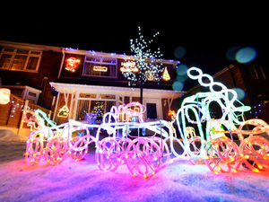 Supporting image for story: Family's 'fantastic' festive display lights up Willenhall street