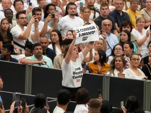 Supporting image for story: Peta protesters at Vatican audience urge Pope to denounce bullfighting