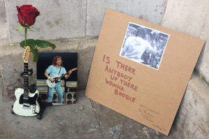 Supporting image for story: Rick Parfitt: Fans leave tributes to Status Quo star outside Wolverhampton Civic Hall