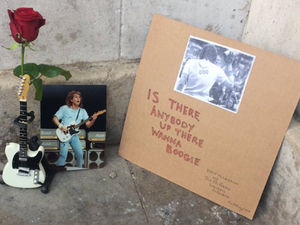 Supporting image for story: Rick Parfitt: Fans leave tributes to Status Quo star outside Wolverhampton Civic Hall