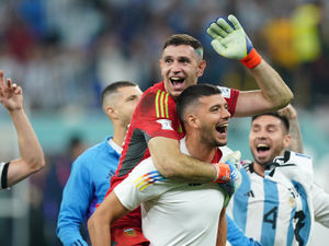 Supporting image for story: Emi Buendia: Emi Martinez is the best in the world 