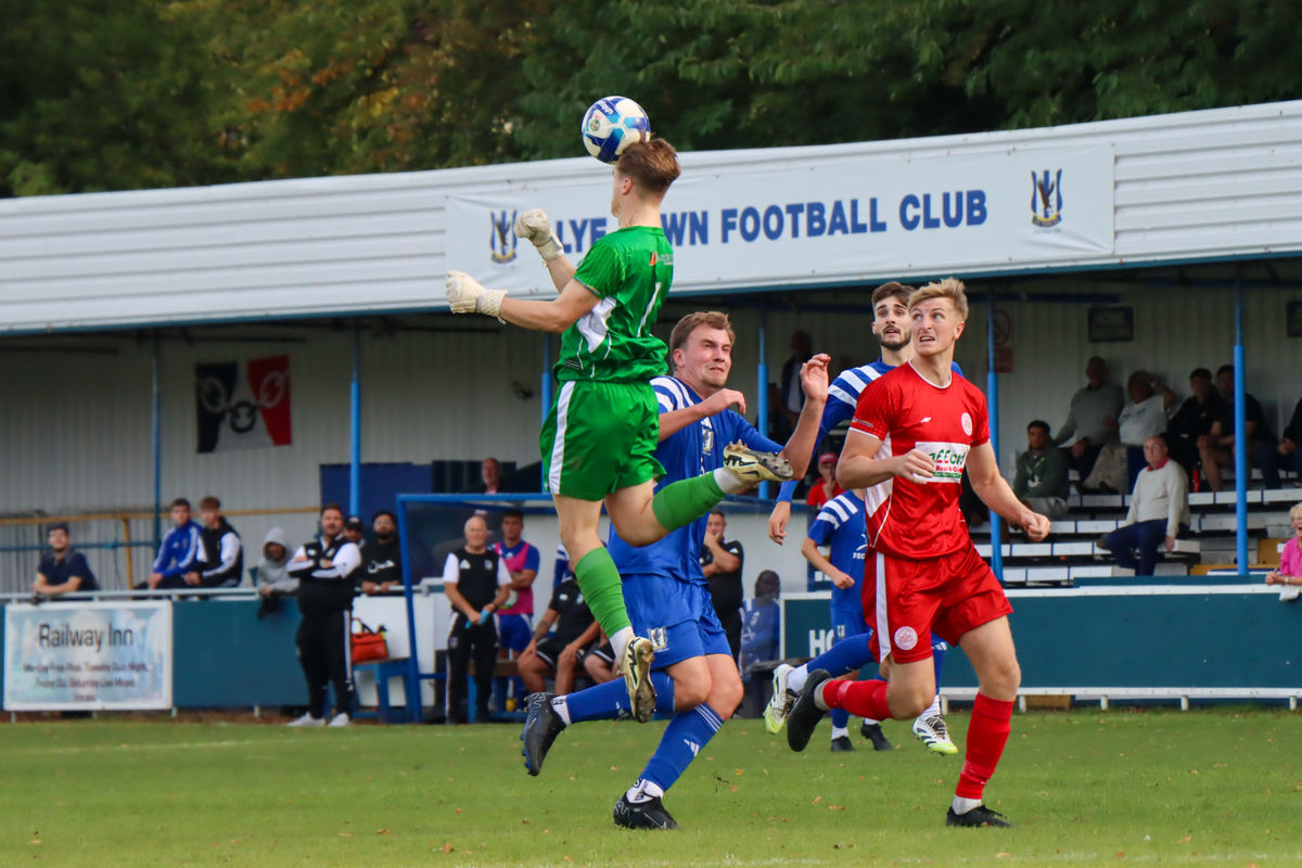 Round-up: Boss hoping for more after Lye stun leaders