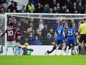 Supporting image for story: Zian Flemming scores late equaliser as Burnley draw with 10-man Chelsea