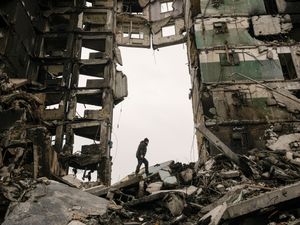 Supporting image for story: Russia launches new attacks as investigators gather evidence of ‘war crimes’