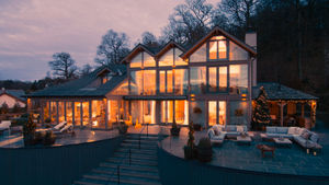 The stunning lakeside house