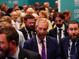 Supporting image for story: Farage rows back on pledge to stop small boats within fortnight of election win