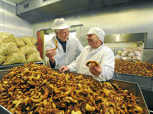 Supporting image for story: Pork scratchings revival prompting posh pig-out