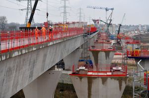 The structure features over 100 concrete struts