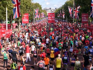 Supporting image for story: Sunshine and smiles as London Marathon returns