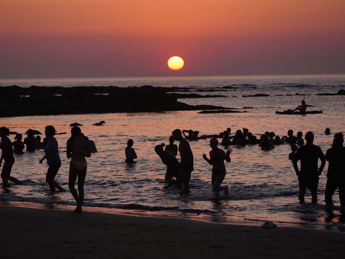 Thousands brave the heat to watch summer solstice sunrise